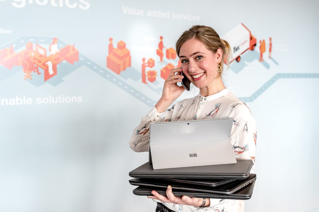 Zakelijk portret. ondernemers, business, fotoshoot, foto, zakelijk, linkedinfoto, portret, vrouw aan de telefoon, Jorik Algra Fotografie fotograaf ede